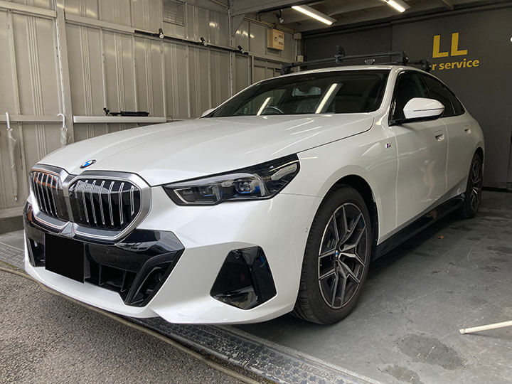 令和7年BMW5シリーズセダンの前からの画像
